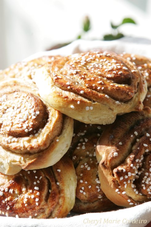 Hembakade kanelbullar, fikabröd.