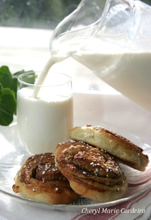 Cinnamon roll served with milk; kanelbullar med mjölk